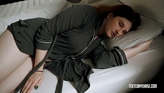 迷你乳房在午睡时意外触摸 - Cory的超级女主角冒险