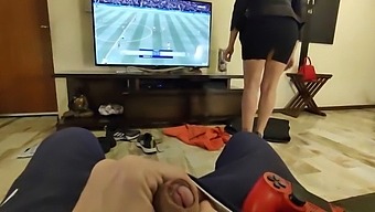一个性感的继母与她的伴侣的儿子进行性行为,并允许他在她直肠里射精。