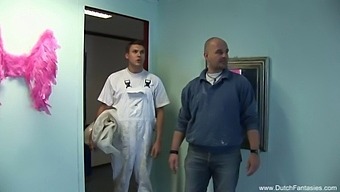 成熟的荷兰女人在野外视频中与两个男人做爱