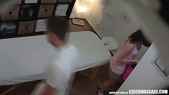在按摩沙发上的强烈亲密接触