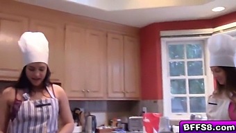 三个美丽的女人在情人节分享一个大阴茎