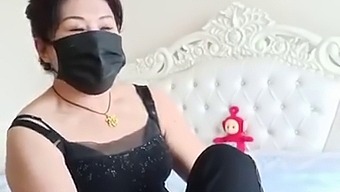 成熟的亚洲女人渴望性爱