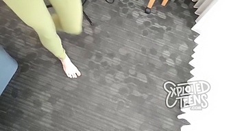 一个身材苗条的19岁女孩穿着瑜伽裤给阴茎口交