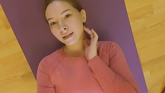 瑜伽练习者的挑逗姿势和伸展