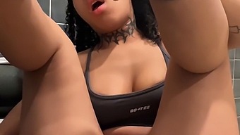 公共健身房浴室里和一个黑美人的风流韵事几乎暴露无遗。