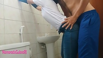 Καστανόξανθα Και Λατίνα Κορίτσια Γίνονται Άτακτα Στην Τουαλέτα