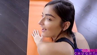 Codey Steele的继姐妹在撕裂的瑜伽裤中暴露她们的曲线