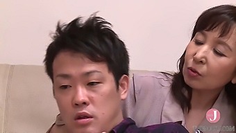 介绍松井玲子,无法控制性欲的继奶奶
