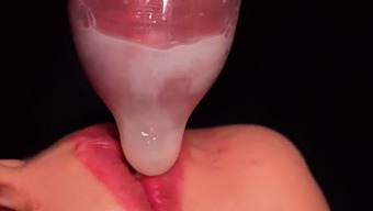 Intense Melkende Mondactie Leidt Tot Meerdere Orgasmes En Condoompauze