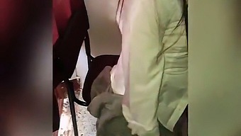 大学教授在教室里与拉丁裔学生进行性活动,展示年龄差距和业余性爱。