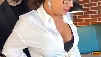 成熟的女人和她的继女在他们的住所与两个男人进行三人行。