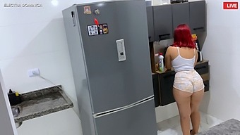 雇用一个臀部丰满的女佣,导致狂野的性爱会话