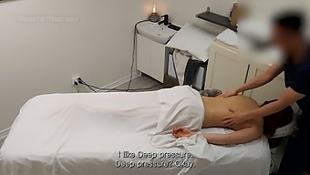 成熟家庭主妇在水疗中心给年轻女服务员的感性按摩