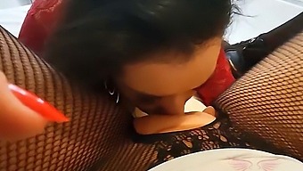 Angel Lima用她的大屁股和丰满的屁股给cléo Cadillac一个感性的口交