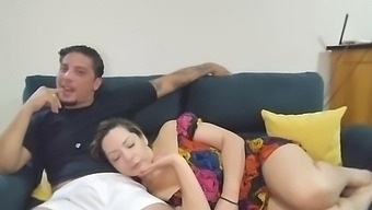 岳母的透明裙子和电影情节引发了一场火辣的性爱场景。