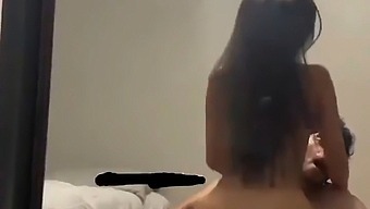 一个年轻女人和一个有钱男人的鸡巴上床。